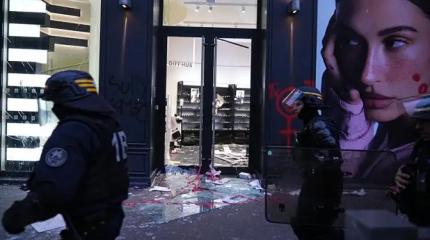 «Мы берем Бастилию!» Францию захлестнули погромы, Макрон укрылся в бункере