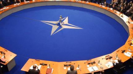 В НАТО обеспокоены слухами о сокращении армии РФ В НАТО обеспокоены слухами о сокращении армии РФ