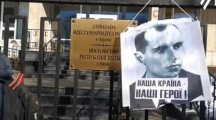 Украинские националисты объявили польских правых агентами спецслужб Украинские националисты объявили польских правых агентами спецслужб