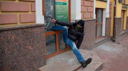 Плен «патриота»: как дверь Сбербанка победила украинского активиста Плен «патриота»: как дверь Сбербанка победила украинского активиста