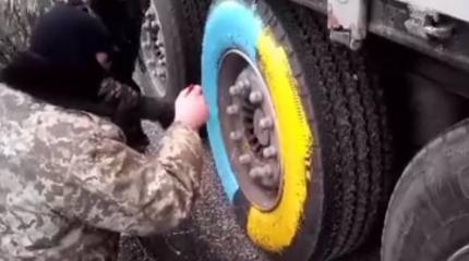 Украинские радикалы раскрасили фуру россиянина отказавшегося снимать георгиевскую ленту Украинские радикалы раскрасили фуру россиянина отказавшегося снимать георгиевскую ленту