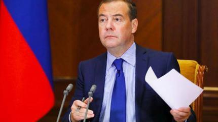 Преемник № 1 не сдается: Медведев пошел в контрнаступление Преемник № 1 не сдается: Медведев пошел в контрнаступление