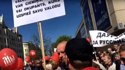 Латыш разозлил толпу защитников русских школ, показав оскорбительный плакат Латыш разозлил толпу защитников русских школ, показав оскорбительный плакат