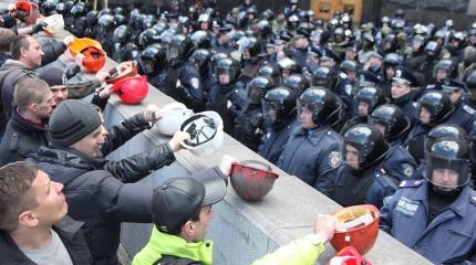 В Киеве шахтеры пошли в атаку на полицию В Киеве шахтеры пошли в атаку на полицию