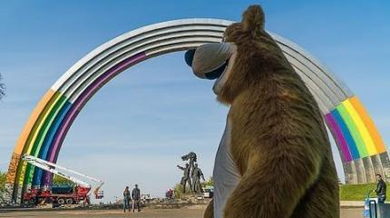 Европобеда: ЛГБТ-арка и загадочная фаллическая конструкция Европобеда: ЛГБТ-арка и загадочная фаллическая конструкция