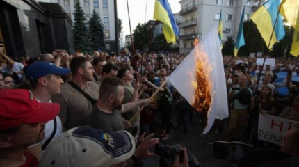 Планы по снятию блокады с ЛДНР спровоцировали волну беспорядков в Киеве Планы по снятию блокады с ЛДНР спровоцировали волну беспорядков в Киеве