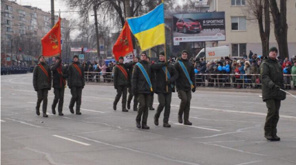 На Украине в Кривом Роге Нацгвардия прошла с советскими флагами На Украине в Кривом Роге Нацгвардия прошла с советскими флагами