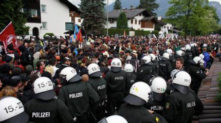 Полиция на руках выносит участников акции STOP G7 Полиция на руках выносит участников акции STOP G7
