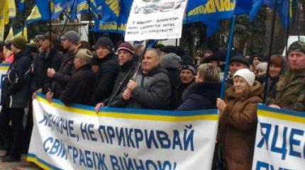Виселица уже ждет Яценюка под стенами Рады Виселица уже ждет Яценюка под стенами Рады