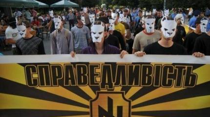 "Обеспечивать общественный порядок" в Киеве будут нацистские штурмовики "Обеспечивать общественный порядок" в Киеве будут нацистские штурмовики