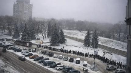 Километровые очереди желающих в РФ: Эстония «подложила свинью» к праздникам