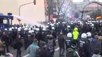 В Кельне антимиграционный митинг разогнали водомётами В Кельне антимиграционный митинг разогнали водомётами