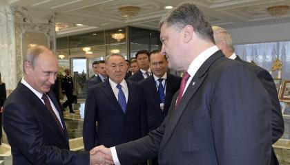 Путин душит Украину миром Путин душит Украину миром