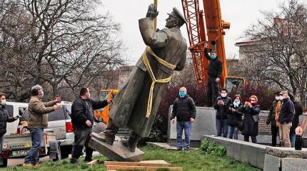 Чехия разгневала Россию: снесенный памятник Коневу отправили на склад Чехия разгневала Россию: снесенный памятник Коневу отправили на склад
