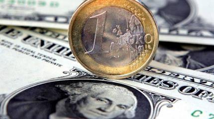 Падение евро к доллару: причины и последствия для России. Мнения экспертов Падение евро к доллару: причины и последствия для России. Мнения экспертов