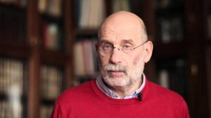 Акунин предложил отменить «липовое» 23 февраля, а 9 мая переделать