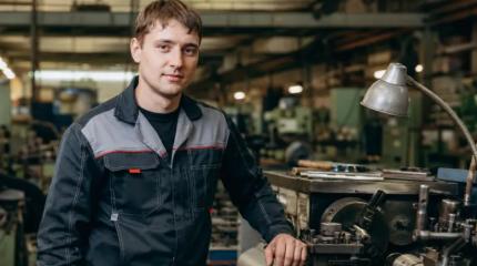 Общественность в недоумении: почему русского токаря высылают из России