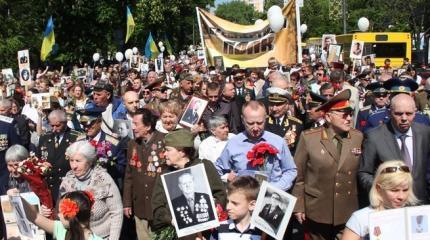 «Бессмертный полк» давит украинских нацистов «Бессмертный полк» давит украинских нацистов
