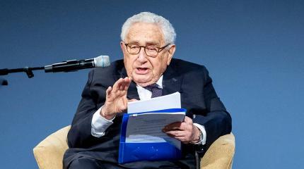 Киссинджер попал в базу украинского "Миротворца" Киссинджер попал в базу украинского "Миротворца"