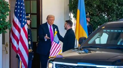 Зеленский в Вашингтоне удостоился от Трампа дружеского пинка Зеленский в Вашингтоне удостоился от Трампа дружеского пинка