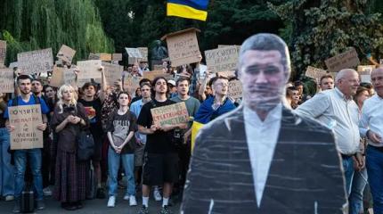 «Картонный майдан» приведет экс-министра обороны на Банковую?