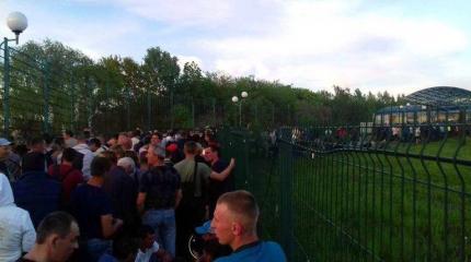 На границе Украины произошел штурм: в ход пошли камни, сломан забор На границе Украины произошел штурм: в ход пошли камни, сломан забор