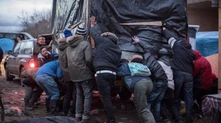 DW: во французском лагере беженцы борются за жизнь среди грязи и крыс DW: во французском лагере беженцы борются за жизнь среди грязи и крыс