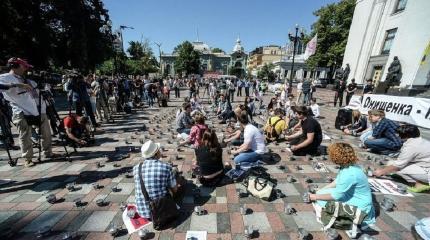 Киев осажден: украинские активисты подняли бунт под Радой Киев осажден: украинские активисты подняли бунт под Радой