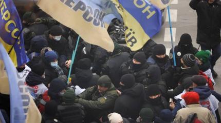Столкновения с полицией в Киеве: Митингующие окружили Верховную Раду Столкновения с полицией в Киеве: Митингующие окружили Верховную Раду
