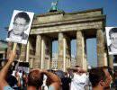 Тысячи жителей Германии на улицах протестуют против шпионажа США Тысячи жителей Германии на улицах протестуют против шпионажа США