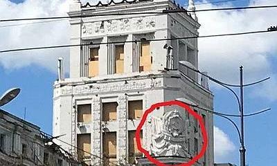Недолгая фронда мэрии Харькова закончилась: с фасада убрали герб СССР Недолгая фронда мэрии Харькова закончилась: с фасада убрали герб СССР