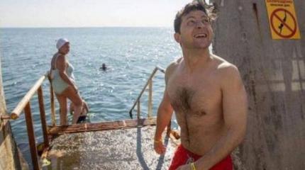В красных плавках – «ближе к народу»: Зеленский объяснил выходку в Одессе В красных плавках – «ближе к народу»: Зеленский объяснил выходку в Одессе