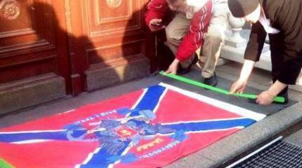 В Одессе СБУ раздает подконтрольным радикалам флаги Новороссии В Одессе СБУ раздает подконтрольным радикалам флаги Новороссии
