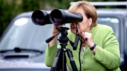 Меркель из Грузии наблюдает в бинокль за «армией Путина» в Южной Осетии Меркель из Грузии наблюдает в бинокль за «армией Путина» в Южной Осетии