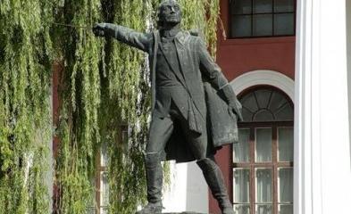 В заложниках у бандеровцев: Почему выкуп памятника Суворову – это ошибка В заложниках у бандеровцев: Почему выкуп памятника Суворову – это ошибка