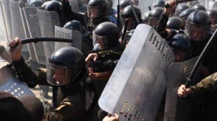 Кровавый театр: закон о децентрализации и бои у Верховной Рады Кровавый театр: закон о децентрализации и бои у Верховной Рады
