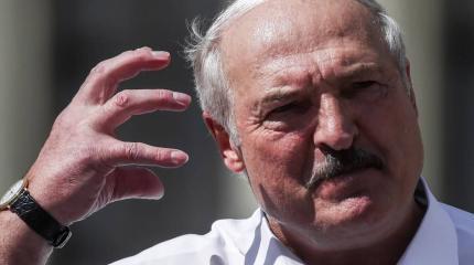 Лукашенко готов защищать Белоруссию на танке и с автоматом в руках