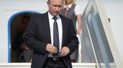 Вот хозяин гасит свечи — кончен бал… Вот хозяин гасит свечи — кончен бал…
