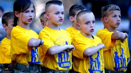 Стучать, травить и перерезать глотки: чему учат детей на Украине Стучать, травить и перерезать глотки: чему учат детей на Украине