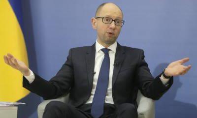 Яценюк убил и поделил медведя, который про это ничего не знает Яценюк убил и поделил медведя, который про это ничего не знает