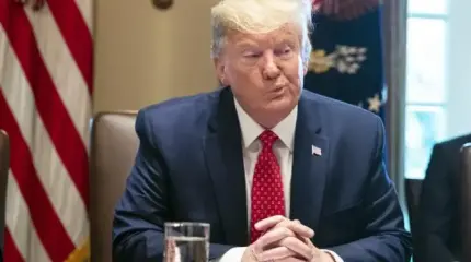 Трамп решил выйти из игры, но перед этим он громко хлопнет дверью Трамп решил выйти из игры, но перед этим он громко хлопнет дверью