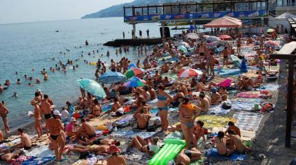 Дорогой отдых дома и надоевшая пропаганда: причины наплыва украинских туристов в Крым Дорогой отдых дома и надоевшая пропаганда: причины наплыва украинских туристов в Крым