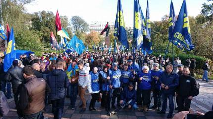 В Сумы зовут "зеленых человечков" - на Украине идут политические баталии В Сумы зовут "зеленых человечков" - на Украине идут политические баталии
