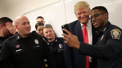 Трамп заигрывает с избирателями и еврейскими элитами США Трамп заигрывает с избирателями и еврейскими элитами США