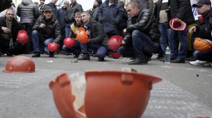 Отчаявшиеся шахтёры захватили министерство в Киеве Отчаявшиеся шахтёры захватили министерство в Киеве