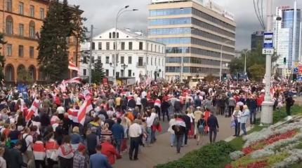 Силовики готовы к противостоянию: на улицы Минска вышла бронетехника