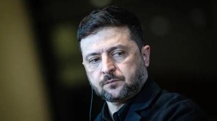 Зеленский в очередной раз без штанов сыграл на рояле
