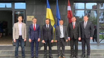 «Знак признания целостности»: На Украине сообщили об открытии на Донбассе первого консульства европейского государства «Знак признания целостности»: На Украине сообщили об открытии на Донбассе первого консульства европейского государства