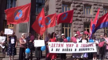 В центре Киева горстка смельчаков потребовала прекратить войну на Донбассе В центре Киева горстка смельчаков потребовала прекратить войну на Донбассе