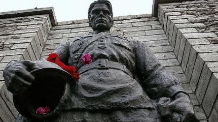 Россия требует у Эстонии расследовать гибель защитника «Бронзового солдата»